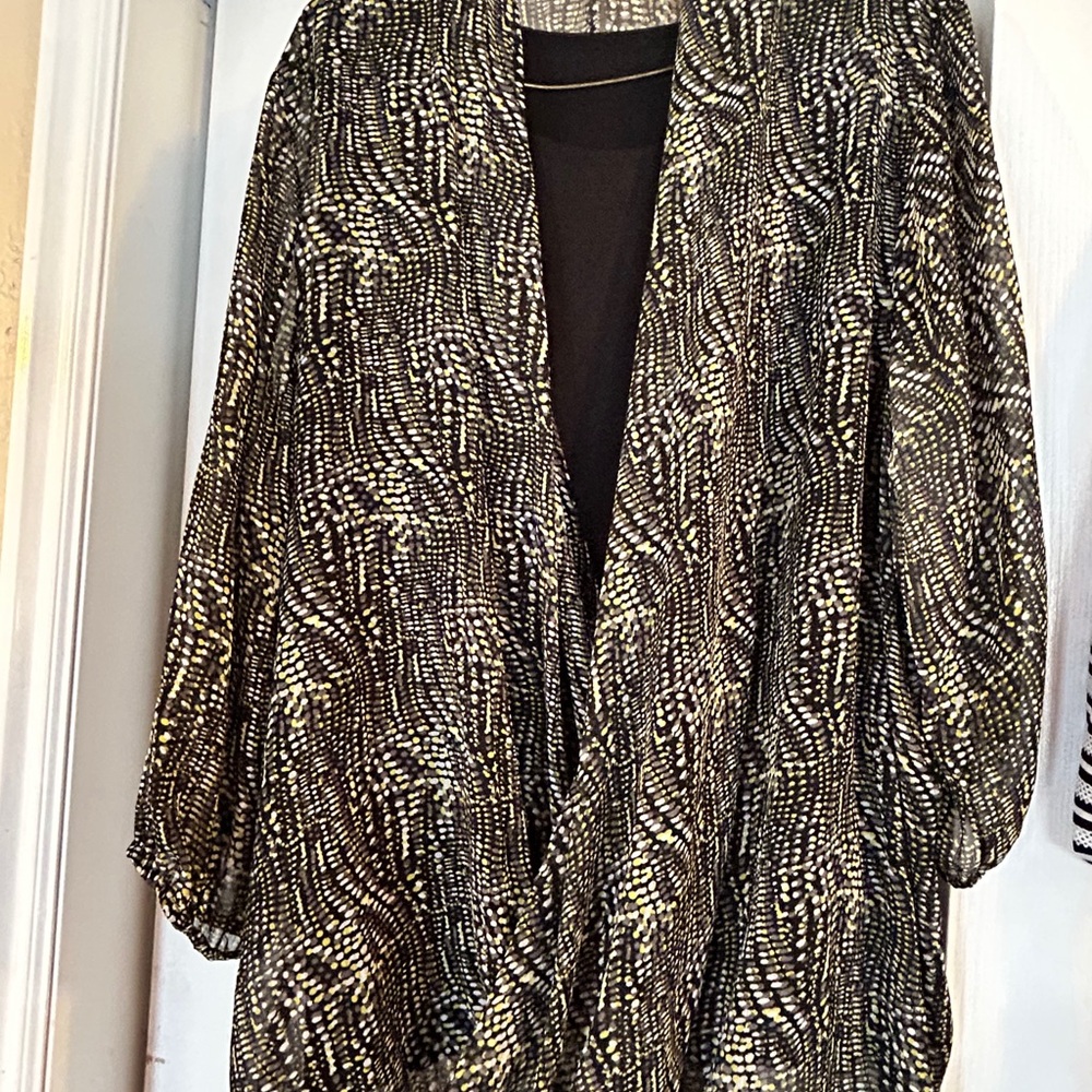 Chic Black and White Patterned Blouse